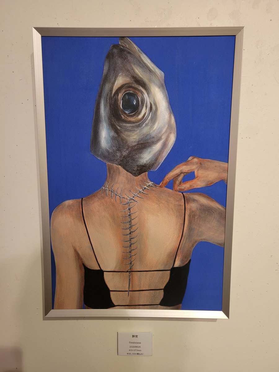 heijitsubijutsu's tweet photo. 奥野ビル/橘舞さん個展「わたしたちは、人間じゃない。」
虚無の魚の目と薄いキャミソールの組み合わせはシュールさエロスとタナトスを感じる。
五美大展の時からこのシリーズが好きなので新作が増えると嬉しい。 https://t.co/TvJJfLipMx