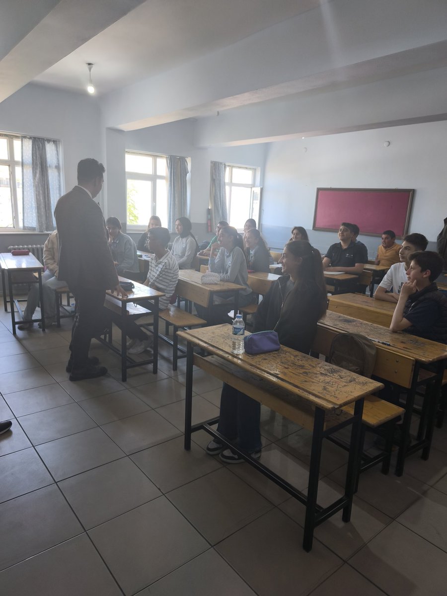 AdilcevazM's tweet photo. 8. Sınıflara LGS Öncesi Başarılar! 🗓️✨
İlçe Milli Eğitim Müdürümüz Sayın Emre Yılmaz ve Şube Müdürümüz Sayın Mustafa Kendir, LGS öncesi 8. sınıf öğrencilerimizle bir araya gelerek heyecanlarına ortak oldular. https://t.co/cPtP4qFKZY