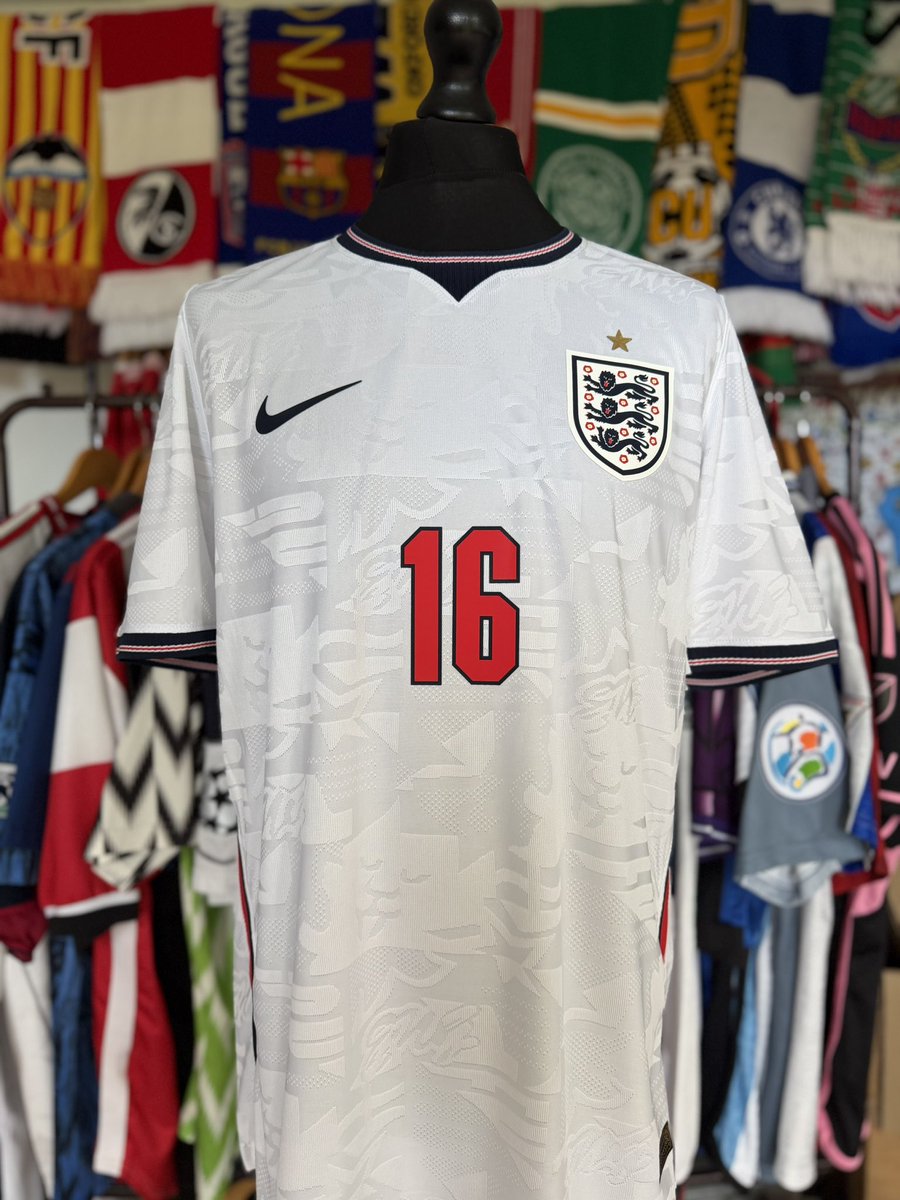 CES_shirts's tweet photo. 🚨DOUBLE PRINT CLAXON🚨

⚽️ 16 KOBBIE MAINOO 🏴󠁧󠁢󠁥󠁮󠁧󠁿 

📆 England - Home/Away - 2026 📸 

A stunning pair of Kobbie shirts. The midfielder has done unbelievably well to get into this current England squad after the war crime that was Amorim-ball at United. https://t.co/z1MTb4HOLg