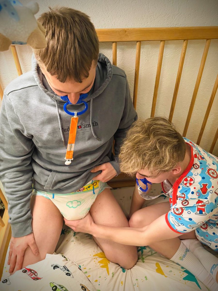 lilqtboy's tweet photo. Something's not right here. It's the biggest baby, @Little_Tore, who's checking the diapers now? Is this some kind of upside-down world?
😖 https://t.co/z1OVqlnGKC
