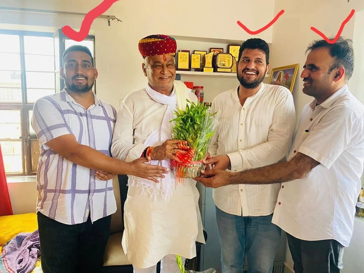 Barmer_92's tweet photo. फलोदी भाजपा विधायक पब्बाराम बिश्नोई के पीए को करोड़ों की रिश्वतखोरी में MLA आवास से दबोचा,

, विधायक साहब का मोबाईल स्वीच ऑफ ।।

डबल इंजन सरकार ।। मैं नहीं खाऊंगा, तुम जमकर खाओ
मंत्री लोलीपॉप से काम चलाते हैं क्या होगा प्रदेश का ..✍️ @DrKirodilalBJP 
  @PRGBishnoii https://t.co/wJO0SZAWsN
