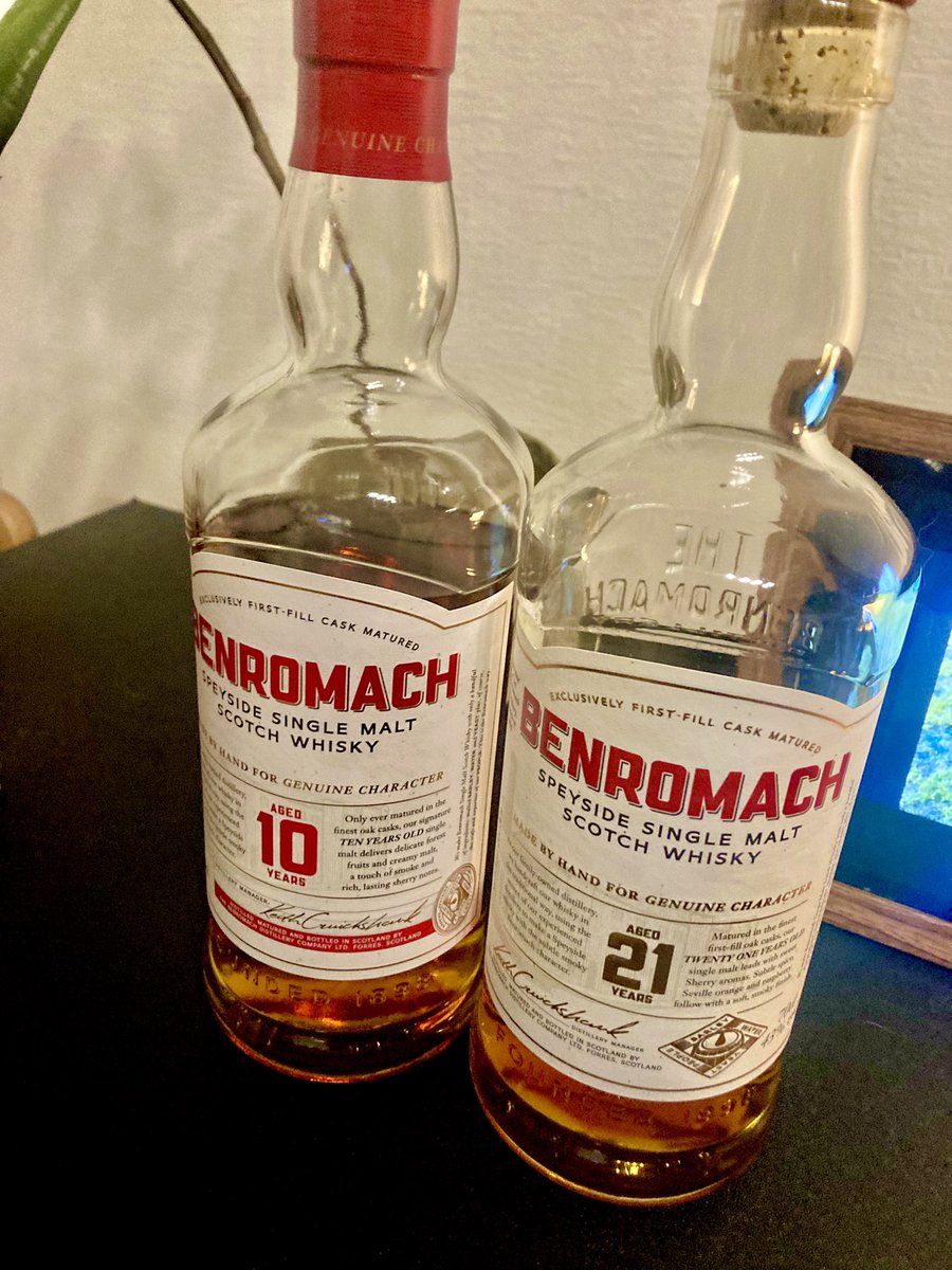 mulkmo44's tweet photo. ベンロマック21年。
スモークと麦芽、それとシェリーが高いレベルで融合している。10年では、少し危うげな火薬のような香りを纏っていて、これはこれで最高にうまいが、熟成が進むと一気に視界が広がる感じ。
こういうの、人間と同じだな。 https://t.co/heX6yIR3Al