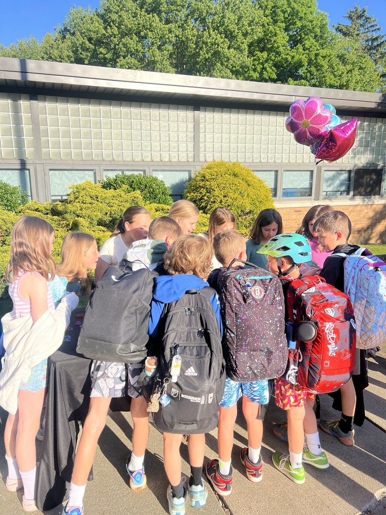 BayWesterly's tweet photo. Before break, students in Mrs. Thomas' third-grade class at Westerly made rubber band bracelets during recess. The BMT (Bracelet Making Team) sold more than 150 bracelets and raised $110 for Ronald McDonald House! https://t.co/wvilxy90Ru
