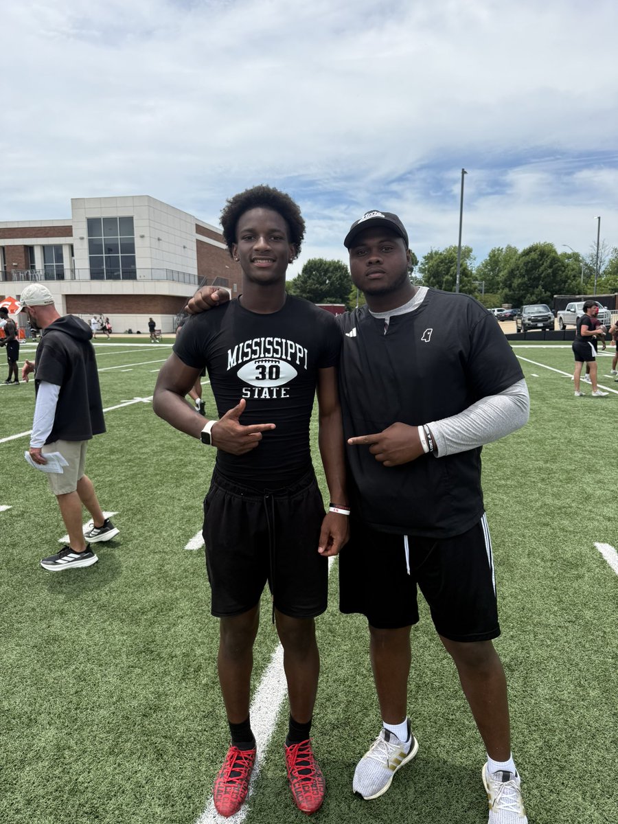 BraydinBadon's tweet photo. I had a good day at @HailStateFB camp, I had the chance to meet some new faces!!
@c_fortenberry @coachgregjones @ethompson40 @DontezByrd @CoachJoeBolden @Coach_BFarrar https://t.co/YsGKfvh9VY