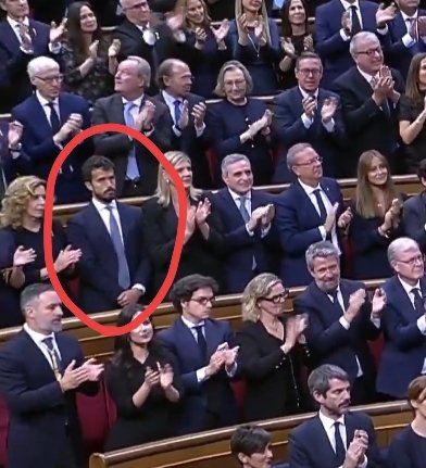 jasielparis's tweet photo. Carlos H Quero se resistió a aplaudir al papa en la bancada de Vox, el partido que aplaudió en pleno durante minutos a Zelenski después de haber insultado a España en Holanda.
En Vox llamaban al papa Francisco "ciudadano Bergoglio" y lo tachaban de "progre", como ahora algunos tachan a León de "inmigracionista" por hablar de acogida.
Por mucho que el papa subordine la acogida al derecho de los inmigrantes a quedarse en su país (o volver a él) y a la capacidad razonable del país que acoge, no les basta. Hay una derecha identitaria europea que odia más a los inmigrantes de lo que ama el mensaje cristiano. La caridad y fraternidad les suena a conspiración globalista islámico-comunista. Luego hablan de Chesterton y distributismo cristiano, pero es todo una farsa. 
Aplaudir poco o nada es coherente para el nuevo anticlericalismo que antes era de izquierdas y ahora es de derechas. Lo raro es ver a su lado al sionista Abascal y al ultraliberal Figaredo aplaudiendo un discurso por la paz y la justicia social.