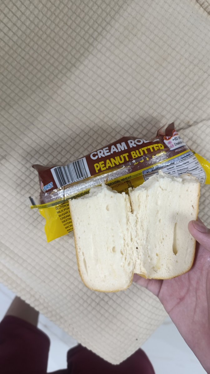 andrei_flo15898's tweet photo. Peanut butter cream roll with no peanut butter or cream only roll :( https://t.co/Bda8JJI9kZ