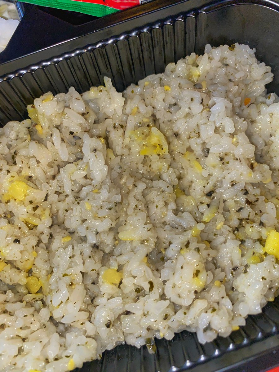 Buterrcream's tweet photo. Mau nangis... baru juga mau makan Bishi Bento dengan tenang, kok nasinya ijo-ijo gini?

Mana pas diaduk ada yang kuning-kuning lagi ini apaan sih?!🫵😭 https://t.co/K0z1yJiWfm