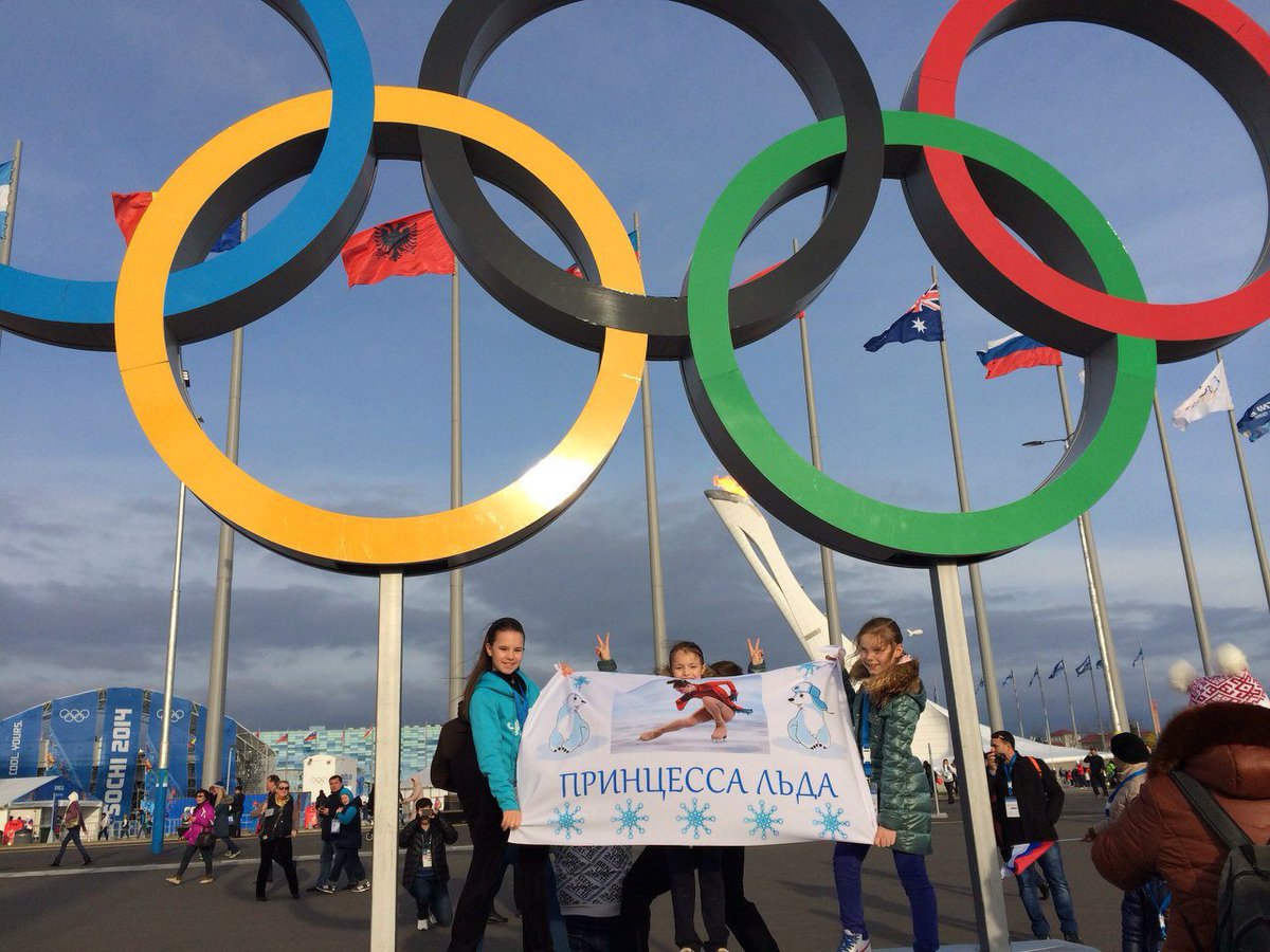 shcherbsxgod's tweet photo. little shcherbs cheering for julia in sochi 2014 😖😖 https://t.co/3kEg9eSLhl