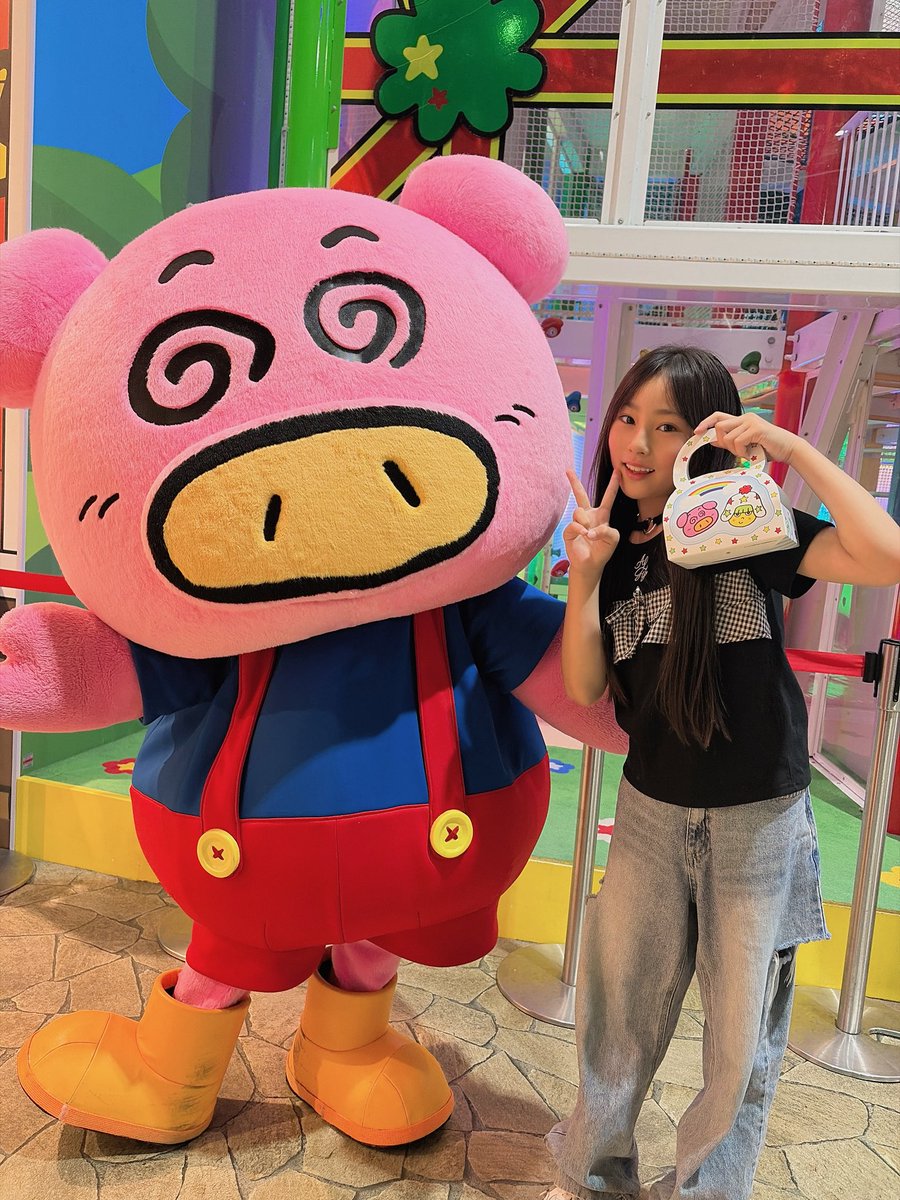 seina_happy21's tweet photo. 正解はここ〜🍜💕
三重県のおやつタウンでした〜🥰✨
ベビースターづくしで、
楽しいことも美味しいものもいっぱい🤤💕
とっても楽しかったよ〜🍒✨
みんなは行ったことある〜?🤭💜
#CherryBerry
#せいたん
#キッズアイドル
#名古屋アイドル
#JS4
#応援よろしくお願いします 💜🍒✨ https://t.co/OiNuaOJ9vv