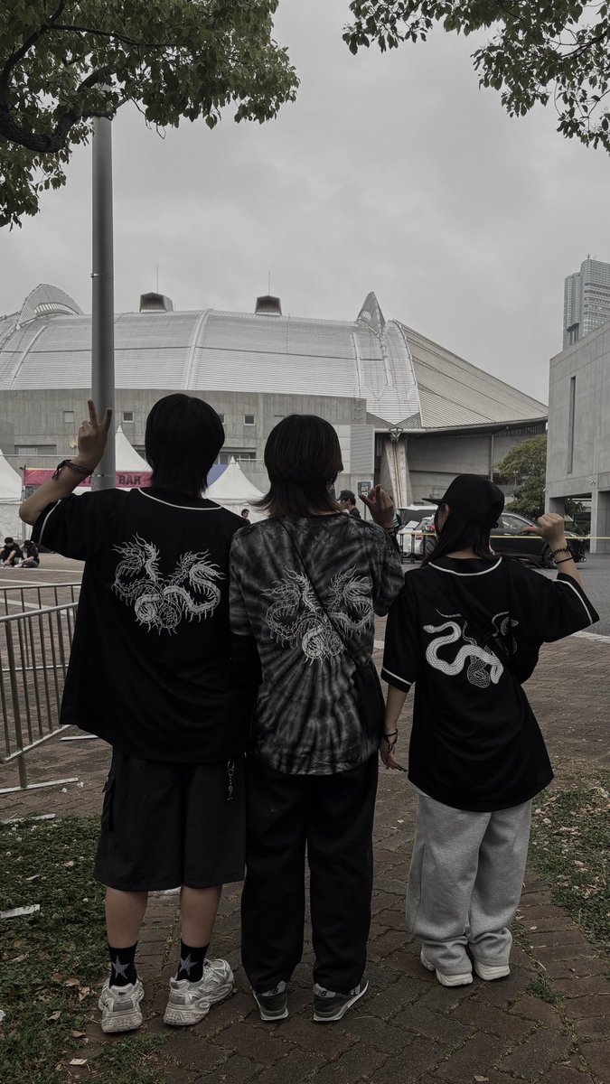 i167h's tweet photo. かっこいいお兄さん、軒並みknosis着てたから俺も買ったこれで無敵 https://t.co/cUCUldWJiS