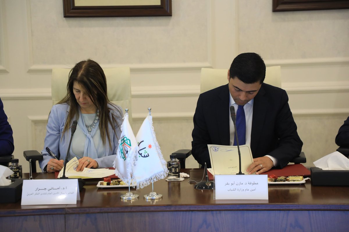MoY_JO's tweet photo. وزارة الشباب ومنتدى الفكر العربي يوقعان مذكرة تفاهم لتعزيز التعاون الفكري وتمكين الشباب

وقّعت وزارة الشباب ومنتدى الفكر العربي اليوم الإثنين مذكرة تفاهم، بهدف تعزيز التعاون المؤسسي في مجالات الفكر والثقافة وتنمية القدرات الشبابية، وتطوير برامج تدريبية ومبادرات مشتركة تسهم في بناء وعي الشباب وتعزيز مشاركتهم في الشأن العام.

ووقع المذكرة عن وزارة الشباب أمين عام الوزارة الدكتور مازن أبو بقر، وعن منتدى الفكر العربي أمين عام المنتدى الأستاذة الدكتورة أماني جرار، وعدد من المعنيين من الجانبين.

وتهدف المذكرة إلى تعزيز التعاون في مجالات التدريب المرتبطة بالسردية الثقافية والتاريخية، من خلال إعداد وتنفيذ برامج فكرية تستجيب لقضايا الشباب وتطلعاتهم، فضلاً عن دعم البحث العلمي والحوار الثقافي.

كما تشمل مجالات التعاون تنظيم ورش عمل ومؤتمرات وندوات تسهم في تطوير قدرات الشباب الفكرية والمعرفية، ووضع برامج عمل مشتركة للقضايا الفكرية، وتبادل الخبرات من خلال الزيارات والدراسات، وتوظيف المراكز الشبابية لتنفيذ الأنشطة المشتركة، بما يعزز دورها كحواضن للتعلم والحوار المجتمعي.

كما تنص المذكرة على تعزيز التعاون الإعلامي في نشر الأنشطة والبرامج، وتشكيل إطار تنسيقي لمتابعة التنفيذ وتقييم المخرجات بشكل دوري، بما يضمن تحقيق الأهداف المشتركة ورفع أثر البرامج على الفئة المستهدفة.

وأكد  الدكتور أبو بقر إن هذه المذكرة تمثل خطوة مهمة تعزز من الشراكة مع المؤسسات الفكرية الوطنية والعربية، وأضاف بأن التعاون مع منتدى الفكر العربي سيسهم في رفد الشباب الأردني في المراكز الشبابية ببرامج نوعية تدعم توجهاتهم الفكرية والمعرفية   في إنتاج المعرفة وصناعة الوعي الوطني الذي يرسخ السردية الأردنية.

وأشار الدكتور أبو بقر أن الوزارة تعمل على توسيع نطاق البرامج الفكرية داخل المراكز الشبابية، بما ينسجم مع الأولويات والتوجهات الوطنية الهادفة لتمكين الشباب وتعزيز دورهم في التنمية المجتمعية، لافتاً إلى أن مجالات التعاون ستشمل أيضاً تنفيذ برامج وفعاليات فكرية وثقافية ضمن معسكرات الحسين للعمل والبناء، بما يعزز الحوار وتبادل المعرفة، ويرسخ قيم المواطنة والانتماء لدى الشباب المشاركين، ويتيح لهم مساحة غنية للتفاعل مع أصحاب الخبرات والأكاديميين، بما يسهم في تنمية مهارات التفكير النقدي والإبداعي لديهم، وترجمة الأفكار إلى مبادرات ومشروعات تخدم الوطن، وتنسجم مع رؤية الدولة في الاستثمار في طاقات الشباب وإمكاناتهم.

من جانبها بينت جرار، إن مذكرة التفاهم مع وزارة الشباب تمثل خطوة مهمة لتعزيز الشراكة المؤسسية في تمكين الشباب الأردني والعربي وإشراكه في مسيرة التنمية وصناعة المستقبل. وأضافت أن المنتدى ينظر إلى الشباب كشركاء حقيقيين في بناء المجتمعات، ويعمل على توفير مساحات فكرية وحوارية لتنمية قدراتهم القيادية والمعرفية. وأكدت أن الاتفاقية ستسهم في تنفيذ برامج مشتركة تعزز الوعي وروح المبادرة والإبداع، إلى جانب الإعداد لمؤتمر الشباب العربي الثامن كمنصة للحوار وتبادل الخبرات.

وأشارت إلى أن المنتدى يضع الشباب في صلب أولوياته الفكرية والتنموية، ويعمل حالياً على إعداد مؤتمر الشباب العربي الثامن، والذي سيشارك فيه شباب من مختلف أنحاء الوطن العربي، بهدف توفير منصة للحوار وتبادل الأفكار والخبرات حول القضايا الراهنة والمستقبلية، وأكدت أن المؤتمر يمثل فرصة لتعزيز دور الشباب العربي في إنتاج المعرفة وصياغة المبادرات الخلاقة، وإبراز طاقاتهم وإسهاماتهم في بناء مستقبل أكثر استقراراً وتقدماً للمجتمعات العربية.