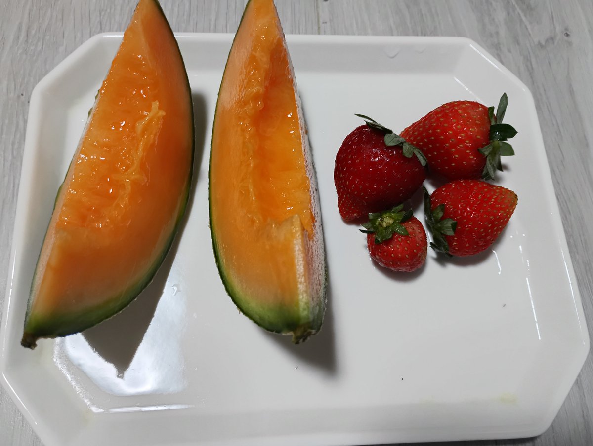 Bachakov's tweet photo. 晩ご飯は鶏キムささみバージョンです😆
デザートは豪華2種盛り🍈🍓
メロンを丸ごと1個衝動買いしてしまいました
（580円やけど😅）
#おうちごはん https://t.co/dU90iVfkXR