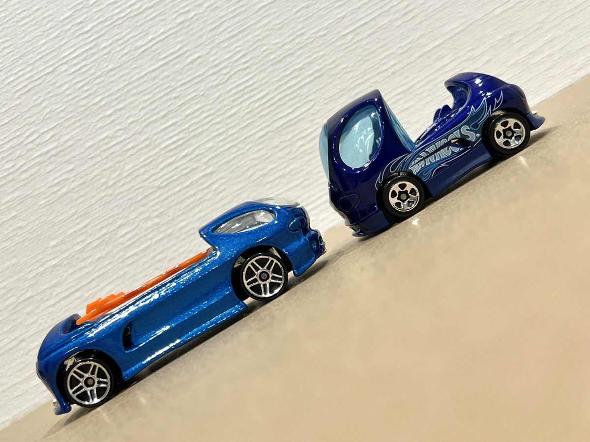 nyanko_2000's tweet photo. 「デオラII」と「デオラ トゥーンド」の比較。

デオラIIが、圧縮されて丸いカプセル状になってます。

サーフボードもしっかり造形されているのですが、短すぎて草履みたいになっています。

でもエンジンの大きさはほぼ同じですね。 https://t.co/bdYhIVzMrk