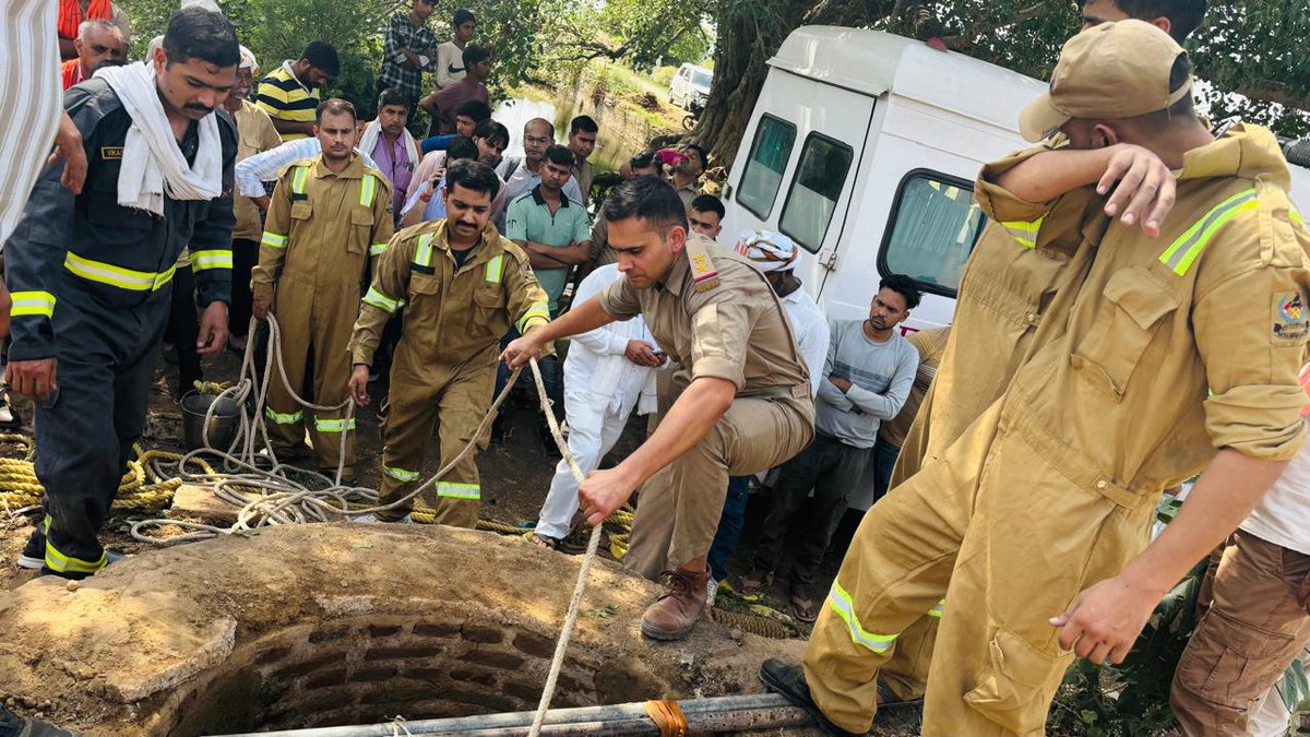 agrapolice's tweet photo. "तत्परता, संवेदनशीलता एवं समन्वय का उत्कृष्ट उदाहरण-आगरा पुलिस"

दिनांक 08.06.2026 को डायल-112 के माध्यम से सूचना प्राप्त हुई कि थाना खेड़ा राठौर क्षेत्र के ग्राम कासगंज में एक 35 वर्षीय महिला लगभग 100 फीट गहरे कुएं में जो कि 04 फीट चौड़ा है गिर गई हैं। सूचना पर थाना खेड़ा राठौर पुलिस तत्काल मौके पर पहुंची, जहाँ स्थिति की गंभीरता को देखते हुए तत्काल फायर सर्विस को बुलाया गया तथा वरिष्ठ अधिकारीगण को घटना की सूचना दी गयी। पुलिस कमिश्नर, आगरा @DeepakKumarIPS द्वारा रेस्क्यू ऑपरेशन चलाकर महिला को सुरक्षित बाहर निकाले जाने हेतु निर्देशित किया गया। 

फायर सर्विस, थाना खेड़ा राठौर पुलिस टीम द्वारा संयुक्त रूप से रेस्क्यू ऑपरेशन चलाकर महिला को सकुशल कुएं से बाहर निकाला गया तथा उपचार हेतु एम्बुलेंस से सामुदायिक स्वास्थ्य केंद्र, बाह भेजा गया। मौके पर शांति एवं कानून-व्यवस्था की स्थिति सामान्य है।

#UPPCares 
#UPPolice
@CPAgra_