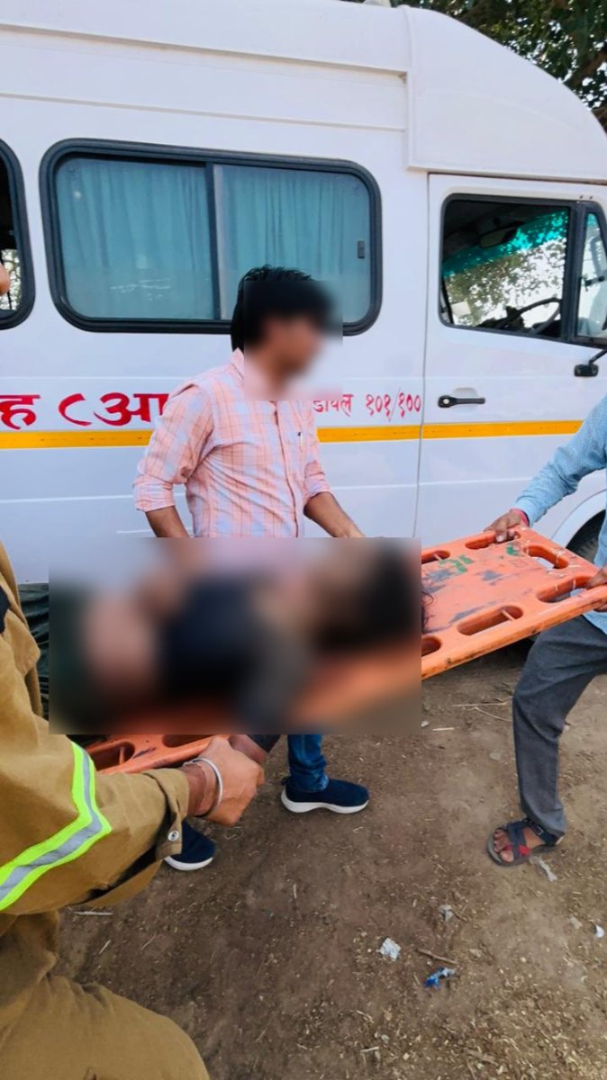 agrapolice's tweet photo. "तत्परता, संवेदनशीलता एवं समन्वय का उत्कृष्ट उदाहरण-आगरा पुलिस"

दिनांक 08.06.2026 को डायल-112 के माध्यम से सूचना प्राप्त हुई कि थाना खेड़ा राठौर क्षेत्र के ग्राम कासगंज में एक 35 वर्षीय महिला लगभग 100 फीट गहरे कुएं में जो कि 04 फीट चौड़ा है गिर गई हैं। सूचना पर थाना खेड़ा राठौर पुलिस तत्काल मौके पर पहुंची, जहाँ स्थिति की गंभीरता को देखते हुए तत्काल फायर सर्विस को बुलाया गया तथा वरिष्ठ अधिकारीगण को घटना की सूचना दी गयी। पुलिस कमिश्नर, आगरा @DeepakKumarIPS द्वारा रेस्क्यू ऑपरेशन चलाकर महिला को सुरक्षित बाहर निकाले जाने हेतु निर्देशित किया गया। 

फायर सर्विस, थाना खेड़ा राठौर पुलिस टीम द्वारा संयुक्त रूप से रेस्क्यू ऑपरेशन चलाकर महिला को सकुशल कुएं से बाहर निकाला गया तथा उपचार हेतु एम्बुलेंस से सामुदायिक स्वास्थ्य केंद्र, बाह भेजा गया। मौके पर शांति एवं कानून-व्यवस्था की स्थिति सामान्य है।

#UPPCares 
#UPPolice
@CPAgra_