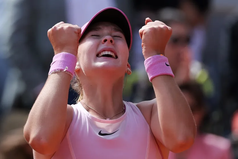 NapoLeon1226391's tweet photo. C'est une jeune russe de 19 ans, Mirra Andreeva, qui a remporté le tournoi 2026 de Roland-Garros mais la folie mondialiste ne veut pas que ça se voit, que ça se sache...
Drapeau russe interdit, hymne russe interdit...
Voici donc le drapeau russe,  Mirra a le droit d'être fière . https://t.co/WrtDrVRqU2