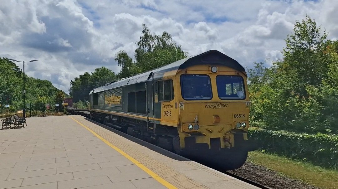 RbxTrains's tweet photo. Some shed action today at Solihull on a sunny Monday afternoon both by Freightliner and DB Cargo

@RailFreight 66518 and @DBCargoUK 66109 works 4M55 and 4V02 as they thrash towards Birmingham and Leamington

#shedwatch
#MEGATRACTION
#railwayphotography https://t.co/BP33mCeB6z