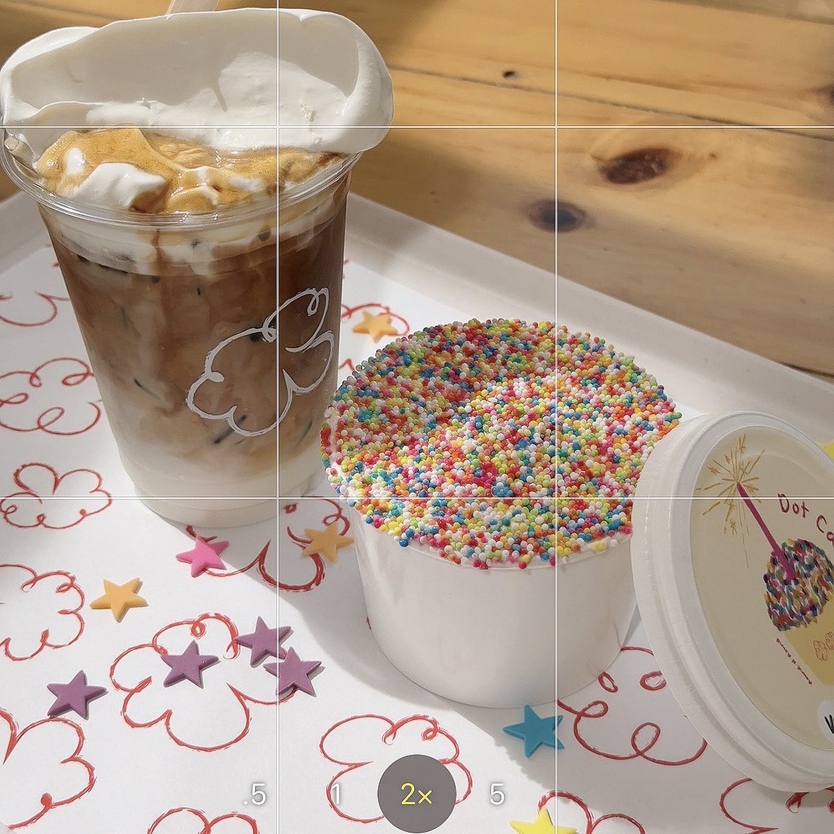 georgiehae's tweet photo. หลังจากวอแวมาสักพักเพราะเห็น dot cake ผ่านหน้าทล.ทุกวันในที่สุดประเทศเชียงใหม่ก็มี dot cake แล้วแม่ เรื่องความหวานไม่ต้องพูดถึงเติมหวานกันเต็มๆ เนื้อเค้กนุ่มมาก แล้ว sprinkle ด้านบนคือจุกๆตักคำไหนเจอทุกคำกรุบมาก นี่ลองชิมทุกรสละ ชอบรส red velvet สุดนัว 🌈✨🫧💗⭐️ https://t.co/m56B7cZKru