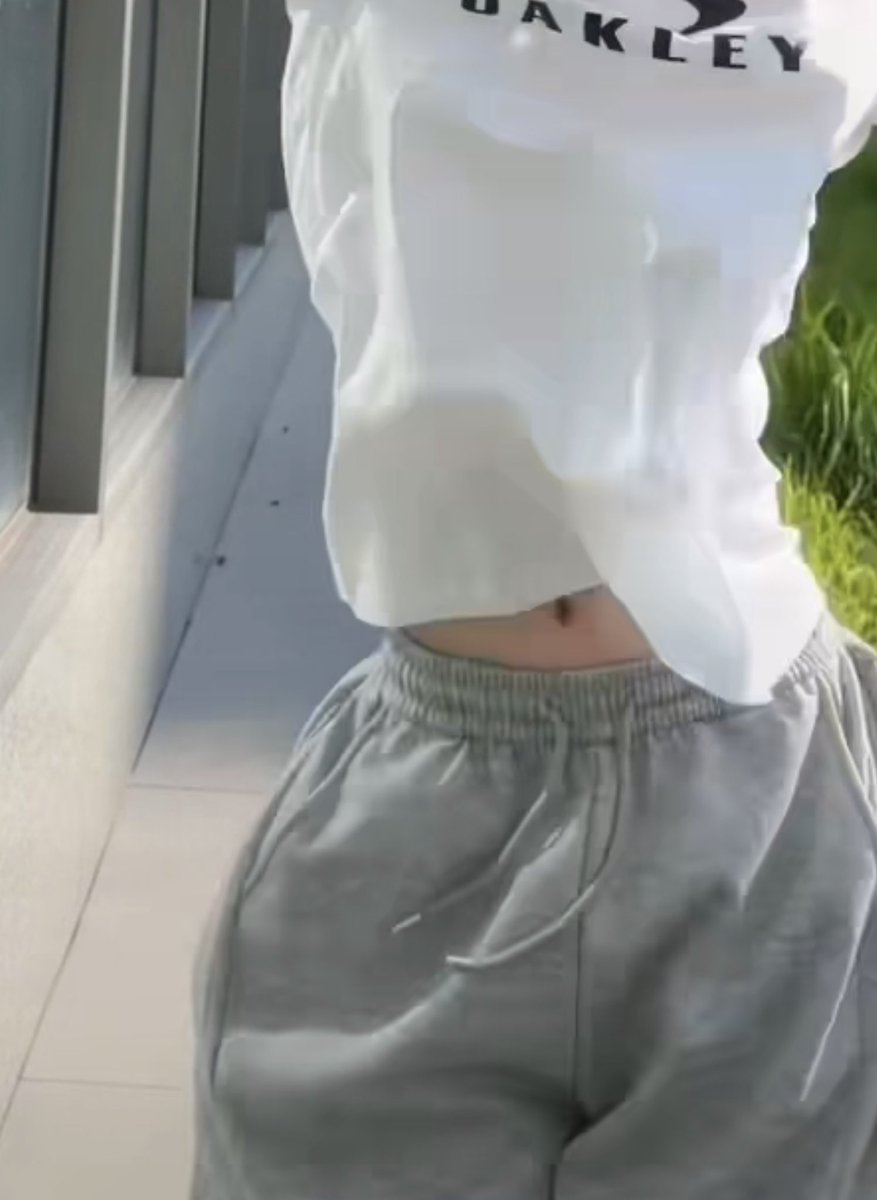 kngyzqrtz's tweet photo. whats with men always having the sluttiest waist? yes im referring to kim sunoo https://t.co/TvkintWwYY