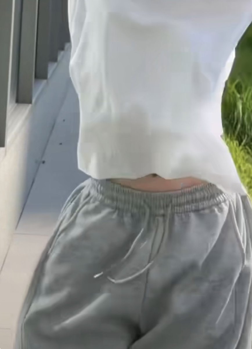kngyzqrtz's tweet photo. whats with men always having the sluttiest waist? yes im referring to kim sunoo https://t.co/TvkintWwYY