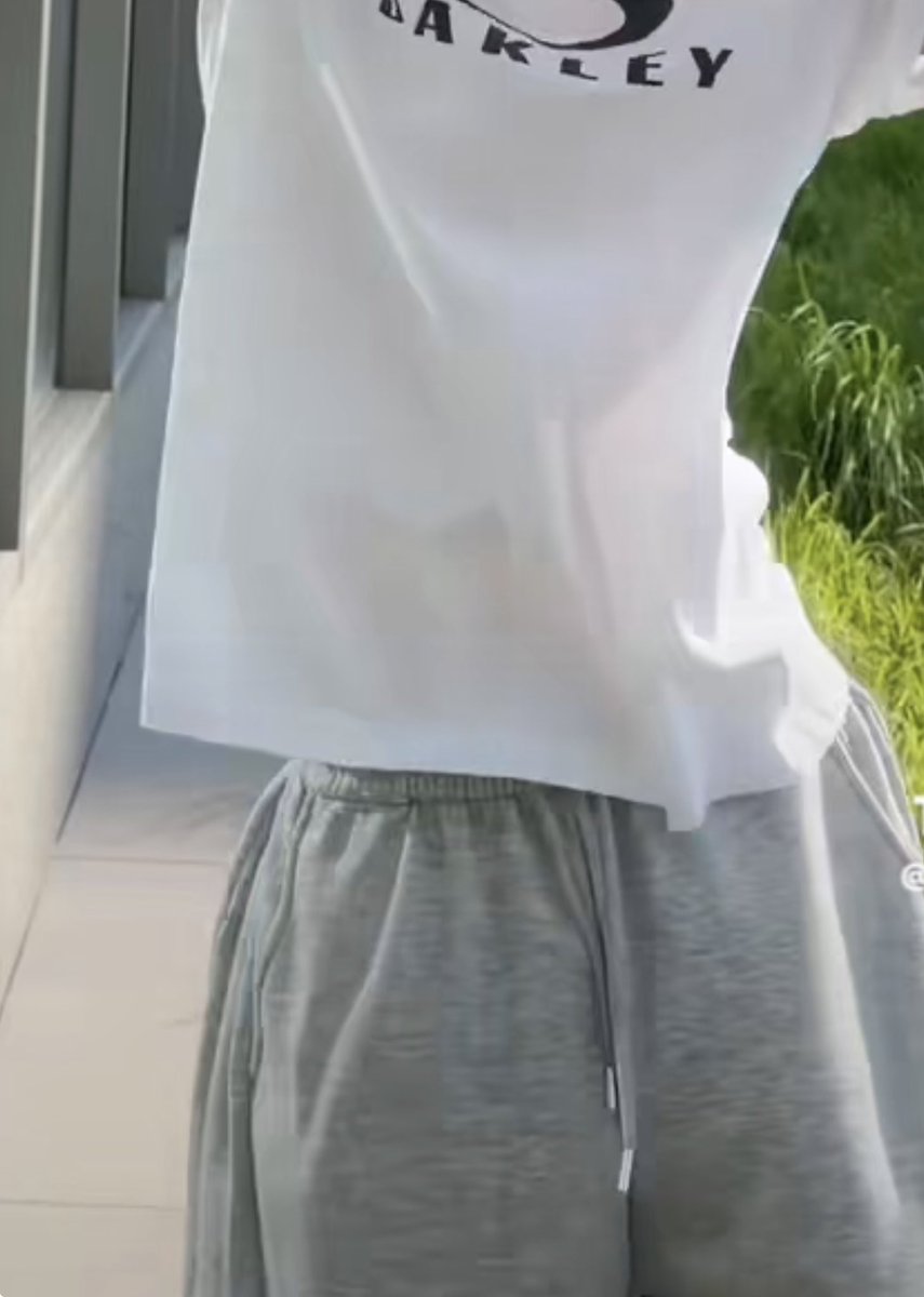 kngyzqrtz's tweet photo. whats with men always having the sluttiest waist? yes im referring to kim sunoo https://t.co/TvkintWwYY