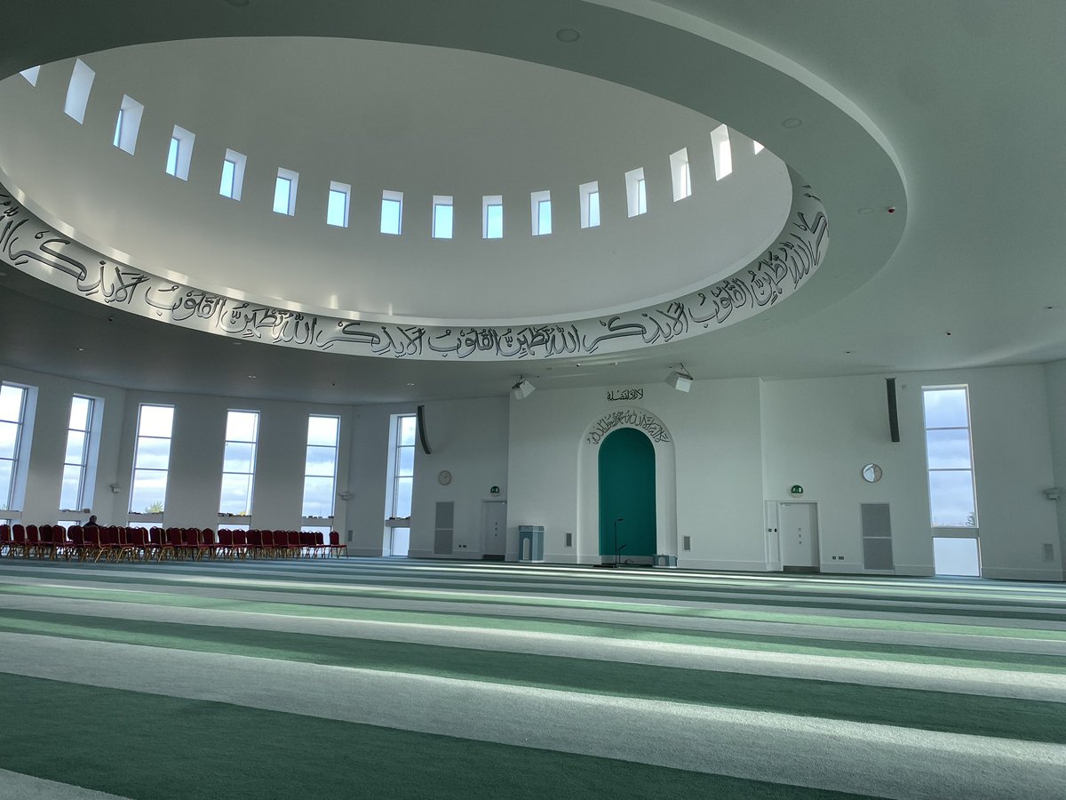 BrettPetter's tweet photo. #Ahmadi mosque in the UK vs. an #Ahmadi mosque in Islamic Pakistan.

The West has given #ReligiousFreedom to Ahmadi Muslims, which has been denied to them in the Islamic Republic of #Pakistan. 
@SultanAChoudhr1 @monicabeharding https://t.co/Mw0bqRasYE