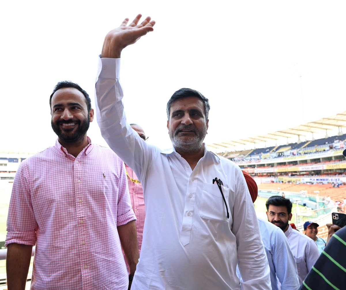 DPRO_Barnala's tweet photo. *ਬਰਨਾਲਾ ਦੇ ਸੈਂਕੜੇ ਵਿਦਿਆਰਥੀਆਂ ਨੇ ਭਾਰਤ-ਅਫਗਾਨ ਟੈਸਟ ਮੈਚ ਦਾ ਆਨੰਦ ਮਾਣਿਆ

*ਐਮਪੀ ਸੰਗਰੂਰ ਅਤੇ ਸਕੱਤਰ ਪੀਸੀਏ ਮੀਤ ਹੇਅਰ ਦੇ ਉਪਰਾਲੇ ਸਦਕਾ ਸਰਕਾਰੀ ਸਕੂਲਾਂ ਦੇ 1100 ਵਿਦਿਆਰਥੀਆਂ ਨੇ ਪਹਿਲੀ ਵਾਰ ਸਟੇਡੀਅਮ ਅੰਦਰ ਟੈਸਟ ਮੈਚ ਵੇਖਿਆ

*ਮੀਤ ਹੇਅਰ ਤੇ ਸ਼ੁਭਮਨ ਗਿੱਲ ਦੇ ਪਿਤਾ ਨੇ ਵਿਦਿਆਰਥੀਆਂ ਨਾਲ ਬੈਠ ਕੇ ਮੈਚ ਵੇਖਿਆ
@meet_hayer https://t.co/xHEmxKhkuC