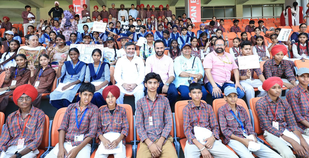 DPRO_Barnala's tweet photo. *ਬਰਨਾਲਾ ਦੇ ਸੈਂਕੜੇ ਵਿਦਿਆਰਥੀਆਂ ਨੇ ਭਾਰਤ-ਅਫਗਾਨ ਟੈਸਟ ਮੈਚ ਦਾ ਆਨੰਦ ਮਾਣਿਆ

*ਐਮਪੀ ਸੰਗਰੂਰ ਅਤੇ ਸਕੱਤਰ ਪੀਸੀਏ ਮੀਤ ਹੇਅਰ ਦੇ ਉਪਰਾਲੇ ਸਦਕਾ ਸਰਕਾਰੀ ਸਕੂਲਾਂ ਦੇ 1100 ਵਿਦਿਆਰਥੀਆਂ ਨੇ ਪਹਿਲੀ ਵਾਰ ਸਟੇਡੀਅਮ ਅੰਦਰ ਟੈਸਟ ਮੈਚ ਵੇਖਿਆ

*ਮੀਤ ਹੇਅਰ ਤੇ ਸ਼ੁਭਮਨ ਗਿੱਲ ਦੇ ਪਿਤਾ ਨੇ ਵਿਦਿਆਰਥੀਆਂ ਨਾਲ ਬੈਠ ਕੇ ਮੈਚ ਵੇਖਿਆ
@meet_hayer https://t.co/xHEmxKhkuC