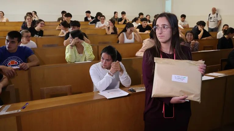 amesanl's tweet photo. ‼️Discriminación lingüística na PAU 2026‼️
A Mesa trasladará á CIUG todas as queixas sobre a discriminación sufrida polo estudantado que fixo a proba de debuxo técnico II en galego.
É intolerábel, e ten que deixar de ser un hábito, que os erros acontezan sempre do lado do galego https://t.co/GtoRyjlG3K