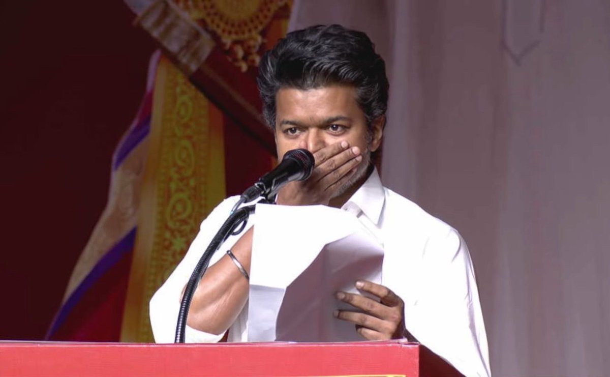 arivalayam's tweet photo. அவதூறுகள், ஆபாசப் பதிவுகள், பொய்ச் செய்திகள் பரப்புவோர் மீது புகார் கொடுத்தும் நடவடிக்கை இல்லை. 

பட்டப்பகலில் நட்டநடு வீதியில் ஓட ஓட விரட்டிப் படுகொலைகள் நடக்கின்றன. அவற்றைத் தடுக்கவும் துப்பில்லை, வக்கில்லை.

தமிழ்நாடு முழுவதும் அறிவிக்கப்படாத மின்வெட்டினால் மக்கள் நள்ளிரவு முழுவதும் சாலையில் அமர்ந்து போராடினால் கேட்க நாதியில்லை.

ஆனால், இவர்களின் ஊழல்களையும் உண்மை முகங்களையும் வெளிக்கொணர்ந்து பதிவிட்டால் அவர்கள் கைது செய்யப்படுகிறார்கள். விமர்சனத்தை முடக்குவதில் மட்டும்தான் இந்த அரசு proactive-ஆகச் செயல்படும் போல.

இது பாசிசமா, இல்லை பாயாசமா? ஆட்சிக்கு வந்த ஒரே மாதத்திலேயே இப்படி அடக்குமுறைகளை அவிழ்த்து விடும் இவர்கள் போகப் போக இன்னும் என்னவெல்லாம் செய்யக் காத்திருக்கிறார்களோ?

என்ன CM Sir, உங்களை எதிர்த்தால் இதுதான் கதி என மிரட்டிப் பார்க்கிறீர்களா?

#TVKFails