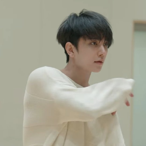 chnsasvntn's tweet photo. barefaced joshua 😩🤍 https://t.co/AyhXzCevmU