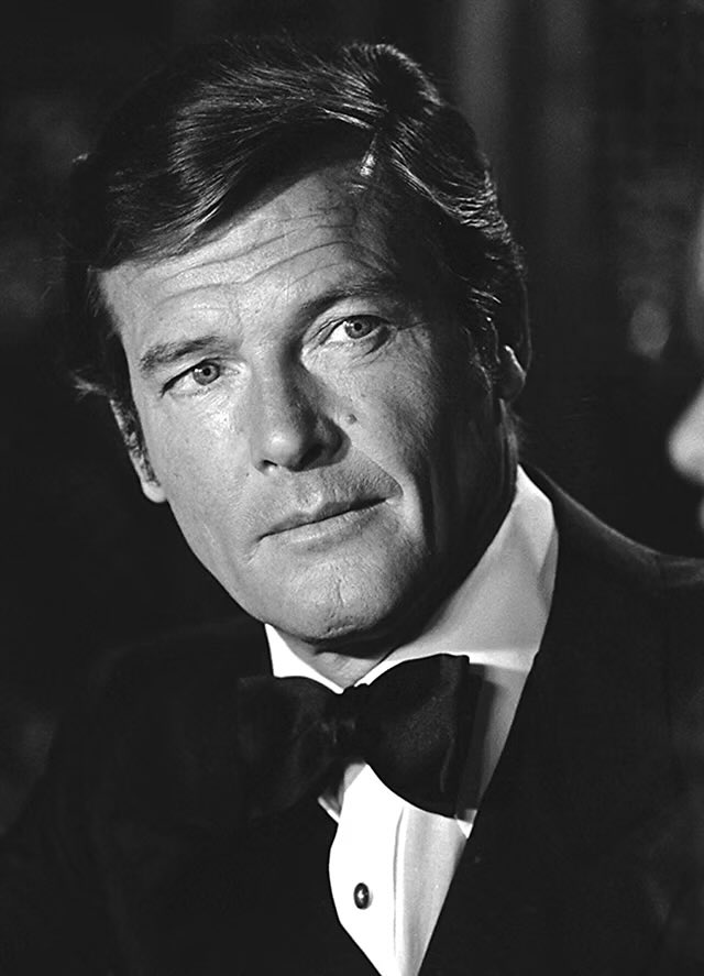 KevBot_007's tweet photo. “Commander James Bond. Recruited to the British Secret Service from the Royal Navy. Licensed to kill and has done so on numerous occasions.”
#MooreMonday
#JamesBond ⚪️⚪️⚪️🔴 https://t.co/c9PhQAbwtN