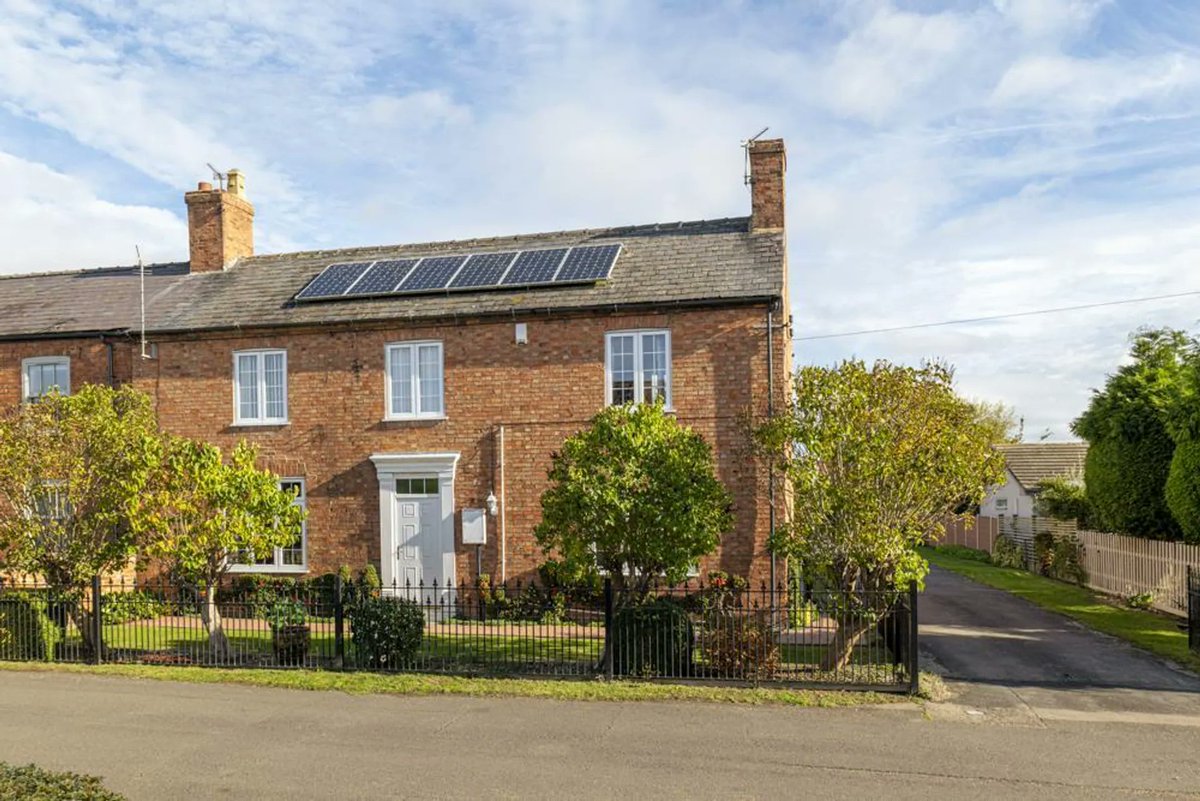 EstateAgent_RWP's tweet photo. Semi-Detached Period Home
🌼3 Receptions Rooms
🌼Generous Plot Size with Secluded Gardens
🌼Four Bedrooms
🌍Long Bennington
📍Newark Office
☎️01636 611 811
👀https://t.co/8zz0SUBnEj
#proudguildmember #guildproperty #richardwatkinson #familyhome #onthemarket #rightmove #zoopla https://t.co/hf4QrZxfU8