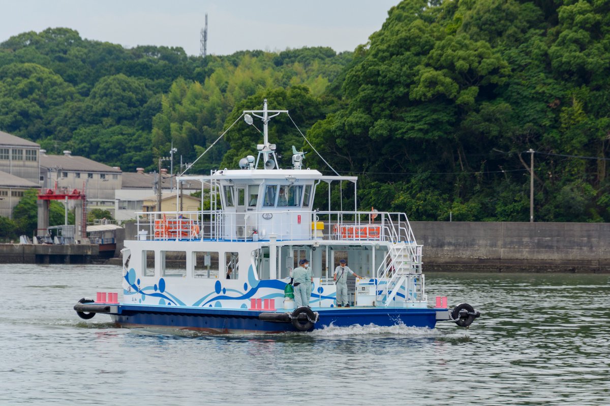 tanofuna's tweet photo. 高知県営渡船「浦戸」を取材しました。

定期航路に就航する官公庁所有のフェリーとして初めて電気推進を採用し、騒音や振動を抑えたゼロ・エミッション船。種崎渡船場と長浜渡船場を結んでいます。

370kWhのリチウムイオン電池を搭載、推進用に船首と船尾に100kWhのモーターを備えています。 https://t.co/NpWpDyAPH6