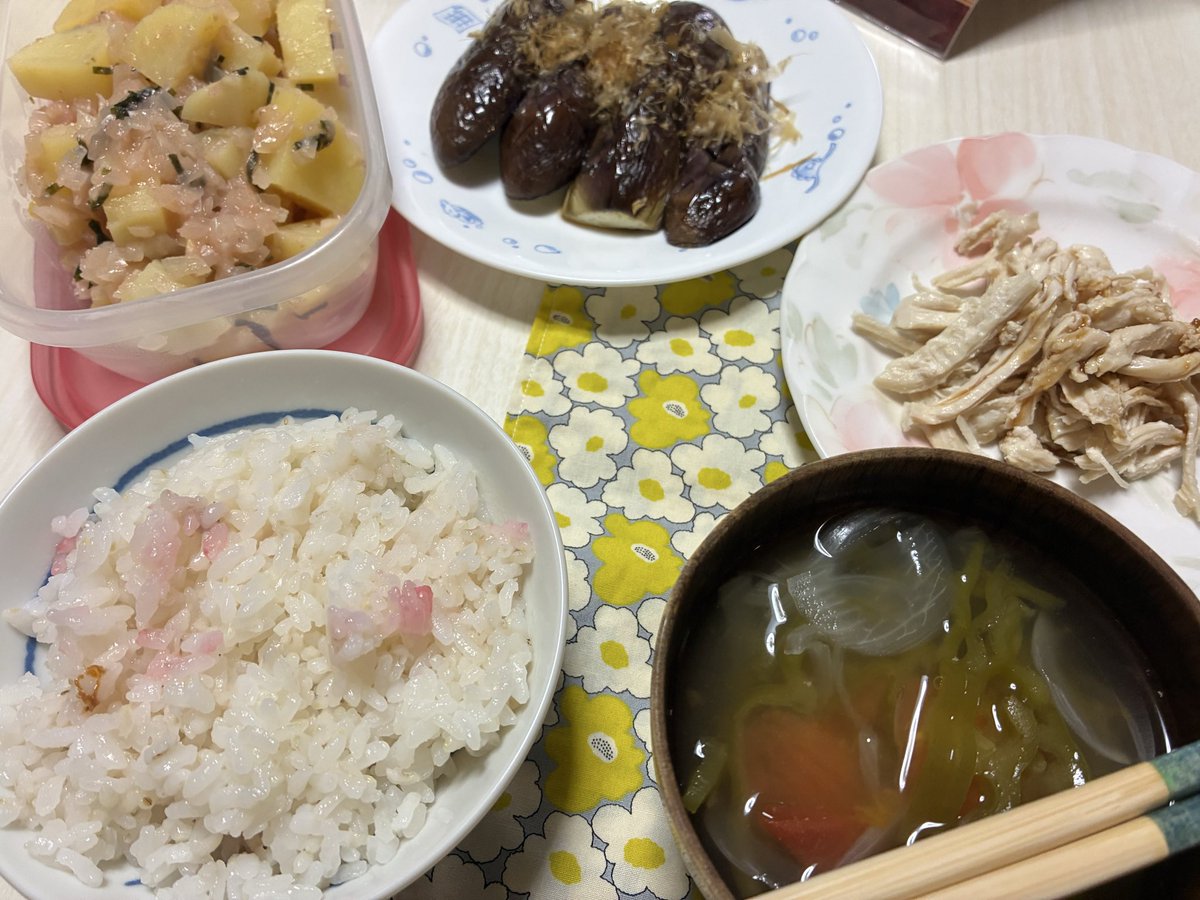 Marumeroke's tweet photo. 鯨を迎えに行ってからたらこいもとスープと焼きナスを作った
たら芋、レンチンで作ったからところどころ火の通りが甘くて固いのがあったけどめちゃくちゃ美味しかった…
じゃがいも、皮剥きが面倒で最近あまり使ってなかったんだがこれは美味いぜ…（たらこはパスタソース使ったので楽） https://t.co/aM4evfj69S