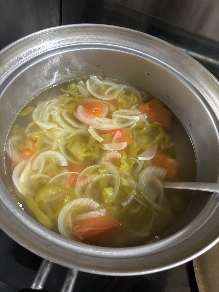 Marumeroke's tweet photo. 鯨を迎えに行ってからたらこいもとスープと焼きナスを作った
たら芋、レンチンで作ったからところどころ火の通りが甘くて固いのがあったけどめちゃくちゃ美味しかった…
じゃがいも、皮剥きが面倒で最近あまり使ってなかったんだがこれは美味いぜ…（たらこはパスタソース使ったので楽） https://t.co/aM4evfj69S
