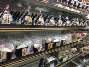 ichimei_jakee's tweet photo. Bom dia! ☀️

Acredito que existam lojas de conveniência no Brasil também, mas no Japão elas são muito mais do que apenas lugares para comprar comida.

Além de bentôs, há onigiris, sanduíches, macarrão, sobremesas e muitos outros alimentos disponíveis. E a maioria funciona 24 horas por dia, 365 dias por ano.

Mas não para por aí. Também é possível receber e enviar encomendas, pagar contas de serviços públicos e utilizar diversos outros serviços.

São praticamente super-humanas! 🤣

Às vezes até os próprios japoneses acham que é conveniente demais.

E no Brasil? As lojas de conveniência também oferecem tantos serviços assim?