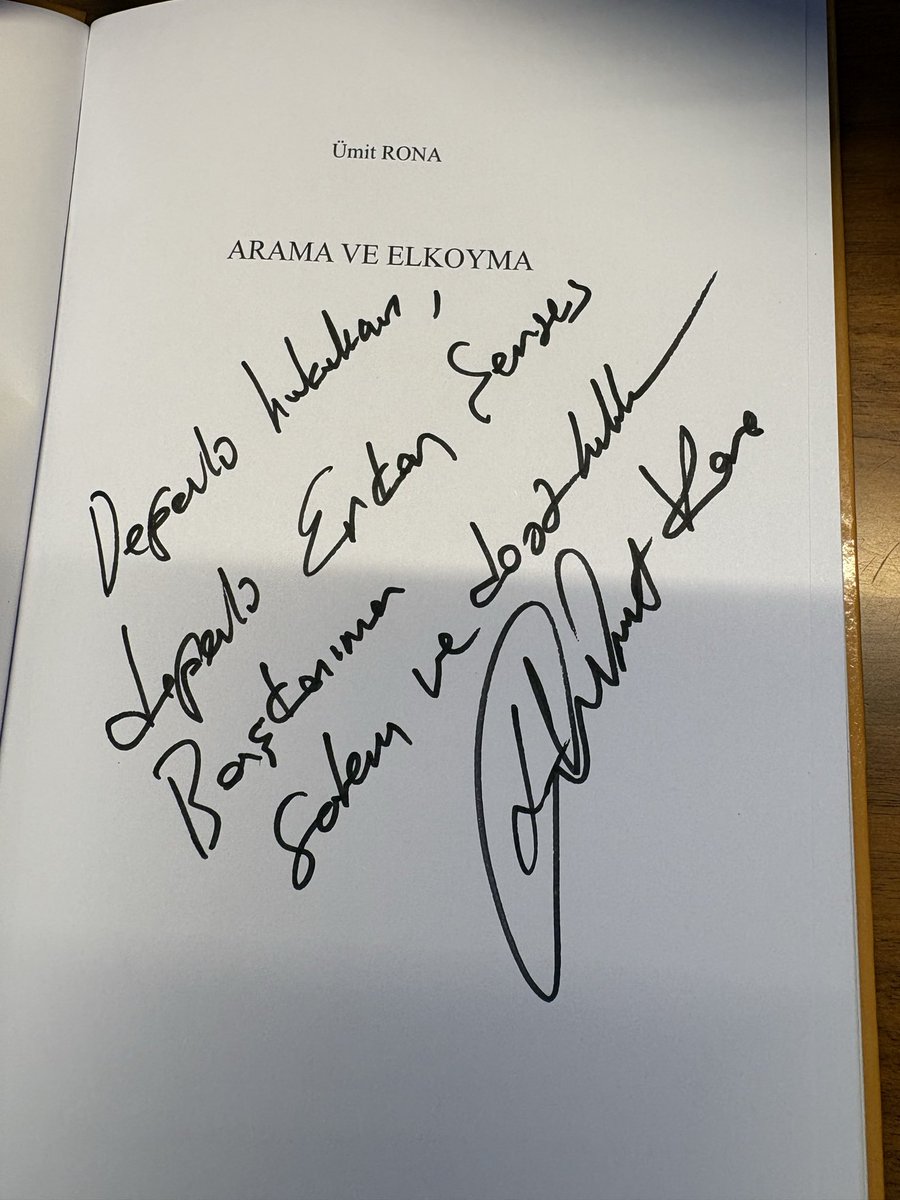 erkansenses's tweet photo. Manisa Barosu Önceki Dönem Başkanı, kıymetli meslektaşım Av. Ümit Rona, Arama ve Elkoyma isimli kitabını imzalayarak gönderme inceliğinde bulunmuş. 

Çok teşekkür ederim kıymetli başkanım. 

Okuru bol olsun. @UmitRona https://t.co/yBeDxf2Mbi