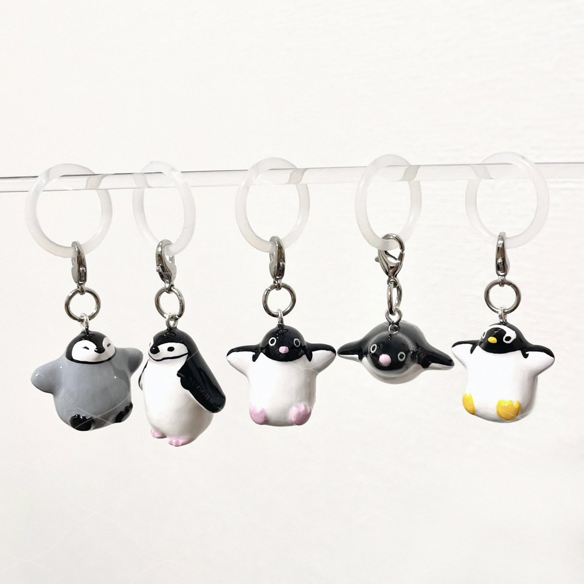heiwa_record's tweet photo. \\ 新作 //

おでかけペンギンチャーム🐧ˎˊ˗

うるちゅる質感なペンギンたちのチャームを制作しました！
(アンブレラマーカーや、リングを外してチャームとしてもご使用いただけます🐧💭✨)

ペンギンPOPUPイベント #てんぺんかい や、後日通販にて販売開始します！ https://t.co/5Ypkqe1tmm