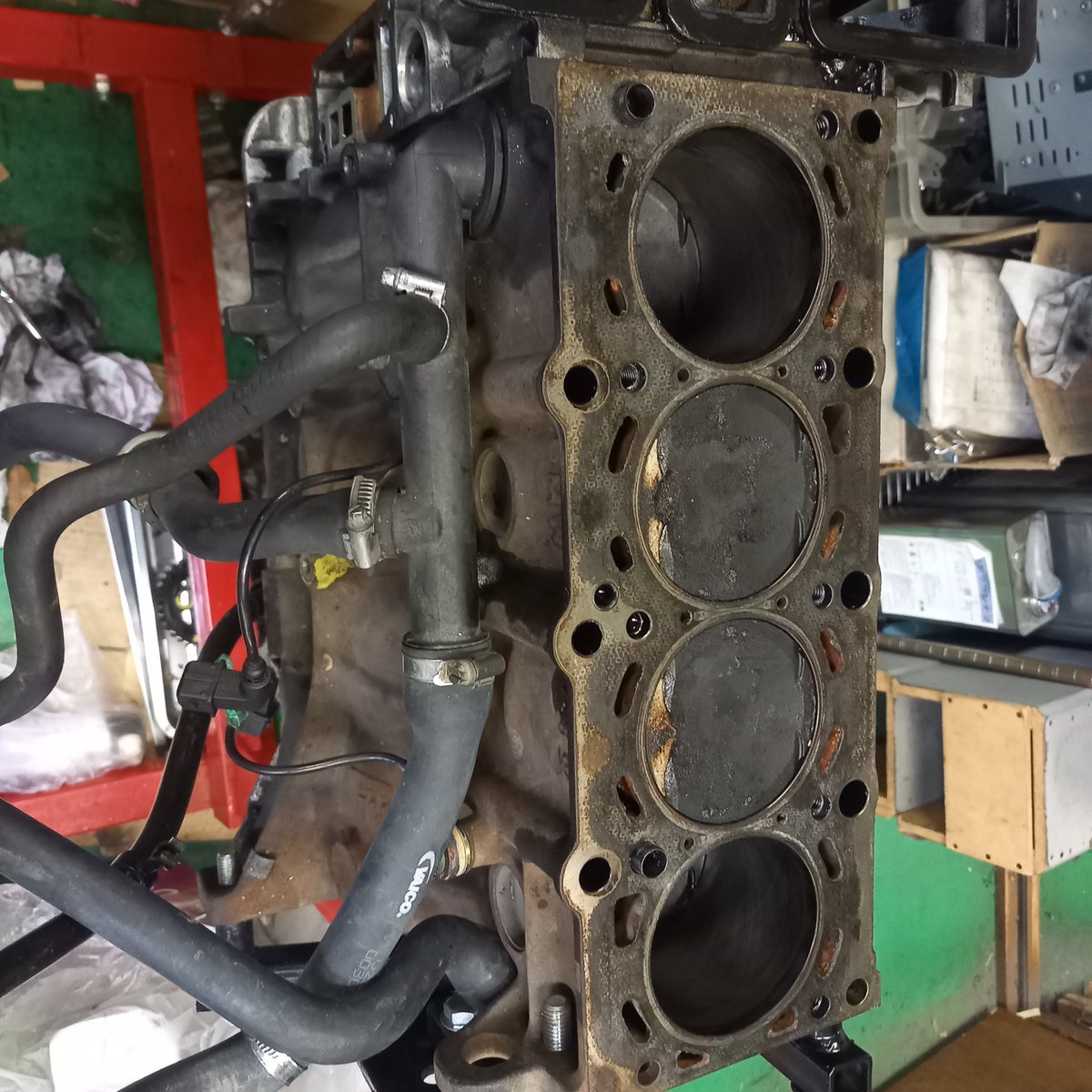 Power637T's tweet photo. ヘッドを外しました！　ここら辺まではまだ前回バラシた記憶が残ってるので早くバラせました😌

30万キロの汚れは大変そうな予感😂 https://t.co/pCNW5CUURA