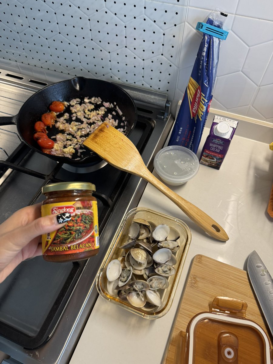 ilovemcgriddle's tweet photo. today i decided to experiment with the leftover clams &amp; make a malaysian-style spaghetti alle vongole. i swapped the chilli for sambal belacan &amp; finished it with spring onions instead of parsley

it turned out just how i imagined: funky, oceanic, briny, spicy &amp; full of umami ~ https://t.co/jd1QdQlNaT