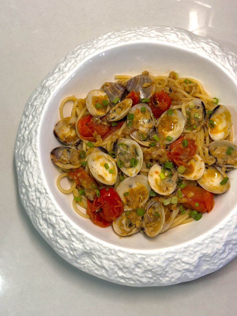 ilovemcgriddle's tweet photo. today i decided to experiment with the leftover clams &amp; make a malaysian-style spaghetti alle vongole. i swapped the chilli for sambal belacan &amp; finished it with spring onions instead of parsley

it turned out just how i imagined: funky, oceanic, briny, spicy &amp; full of umami ~ https://t.co/jd1QdQlNaT