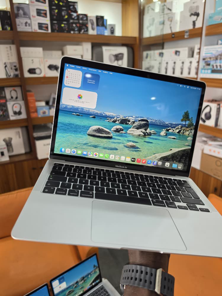 Fabintou50's tweet photo. 325 000fr Promo  Macbook Air m1 ssd 256go ram 8go écran 13pouces. 
#mac #air #m1  #2020 771277737 @pepecallerefan @LimamoulayeNdo1 @TontonVert @ https://t.co/llnUyIHXNW