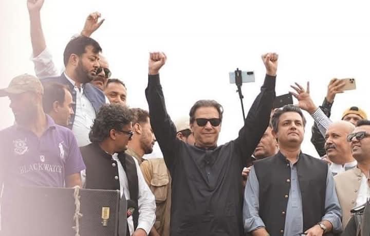PTIGBOfficial's tweet photo. تم جِسے گِرانے کیلئے گِرے جارہے ہو ، وہ تو کب کا جیت چُکا ہے۔

#جی_بی_کا_فیصلہ_عمران_خان
#قید_میں_خان_ووٹ_میں_خان https://t.co/BkCEOURs0f