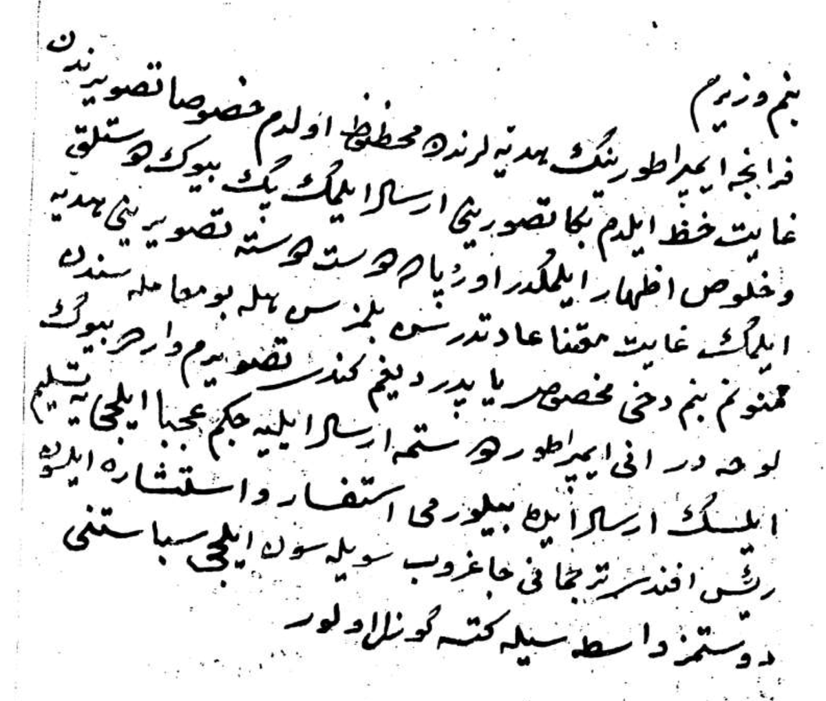 ArkheTarih's tweet photo. 👑 III. Selim tarihin ilk "Beyaz Türkü" müydü?

Napolyon Bonapart tarafından kendisine gönderilen şahsi portresi karşısında pek bir "charmé" olan Sultan III. Selim, Fransız İmparatoru'nun bu inceliğine mukabil Napolyon'a göndermek üzere saray ressamı Konstantin Kapıdağlı'ya kendi yağlı boya portresini yaptırır.

Padişah ile Sadrazamı arasında geçen özel bir yazışmada, III. Selim'in (vezirine caka satarcasına) bu avrupai âdete iştirak etmekten aldığı mağrurane hazzın izlerini görebiliriz...

« Benim vezirim,
Fransa İmparatoru'nun hediyelerinden mahzuz oldum. Hususan tasvirinden gayet haz eyledim.
Bana tasvirini irsal eylemek büyük dostluk ve hulus izhar eylemektir.
Avrupa'da dost dosta tasvirini hediye etmek gayet mutena âdettir, sen bilmezsin.
Hele bu muamelesinden memnunum.
Benim dahi mahsus yaptırdığım kendi tasvirim vardır, büyük levhadır. Onu imparator dostuma irsal eyleyeceğim. »