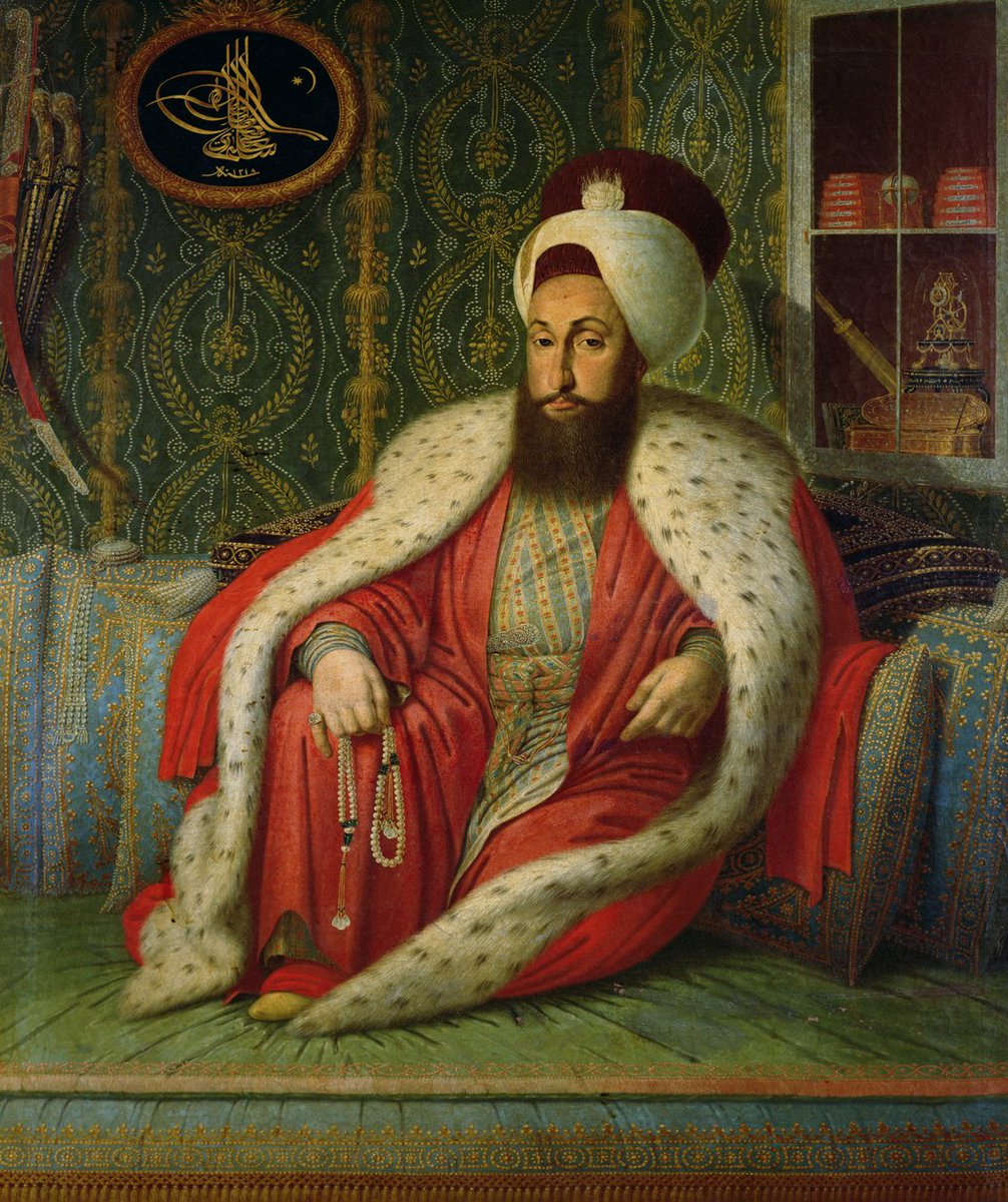 ArkheTarih's tweet photo. 👑 III. Selim tarihin ilk "Beyaz Türkü" müydü?

Napolyon Bonapart tarafından kendisine gönderilen şahsi portresi karşısında pek bir "charmé" olan Sultan III. Selim, Fransız İmparatoru'nun bu inceliğine mukabil Napolyon'a göndermek üzere saray ressamı Konstantin Kapıdağlı'ya kendi yağlı boya portresini yaptırır.

Padişah ile Sadrazamı arasında geçen özel bir yazışmada, III. Selim'in (vezirine caka satarcasına) bu avrupai âdete iştirak etmekten aldığı mağrurane hazzın izlerini görebiliriz...

« Benim vezirim,
Fransa İmparatoru'nun hediyelerinden mahzuz oldum. Hususan tasvirinden gayet haz eyledim.
Bana tasvirini irsal eylemek büyük dostluk ve hulus izhar eylemektir.
Avrupa'da dost dosta tasvirini hediye etmek gayet mutena âdettir, sen bilmezsin.
Hele bu muamelesinden memnunum.
Benim dahi mahsus yaptırdığım kendi tasvirim vardır, büyük levhadır. Onu imparator dostuma irsal eyleyeceğim. »