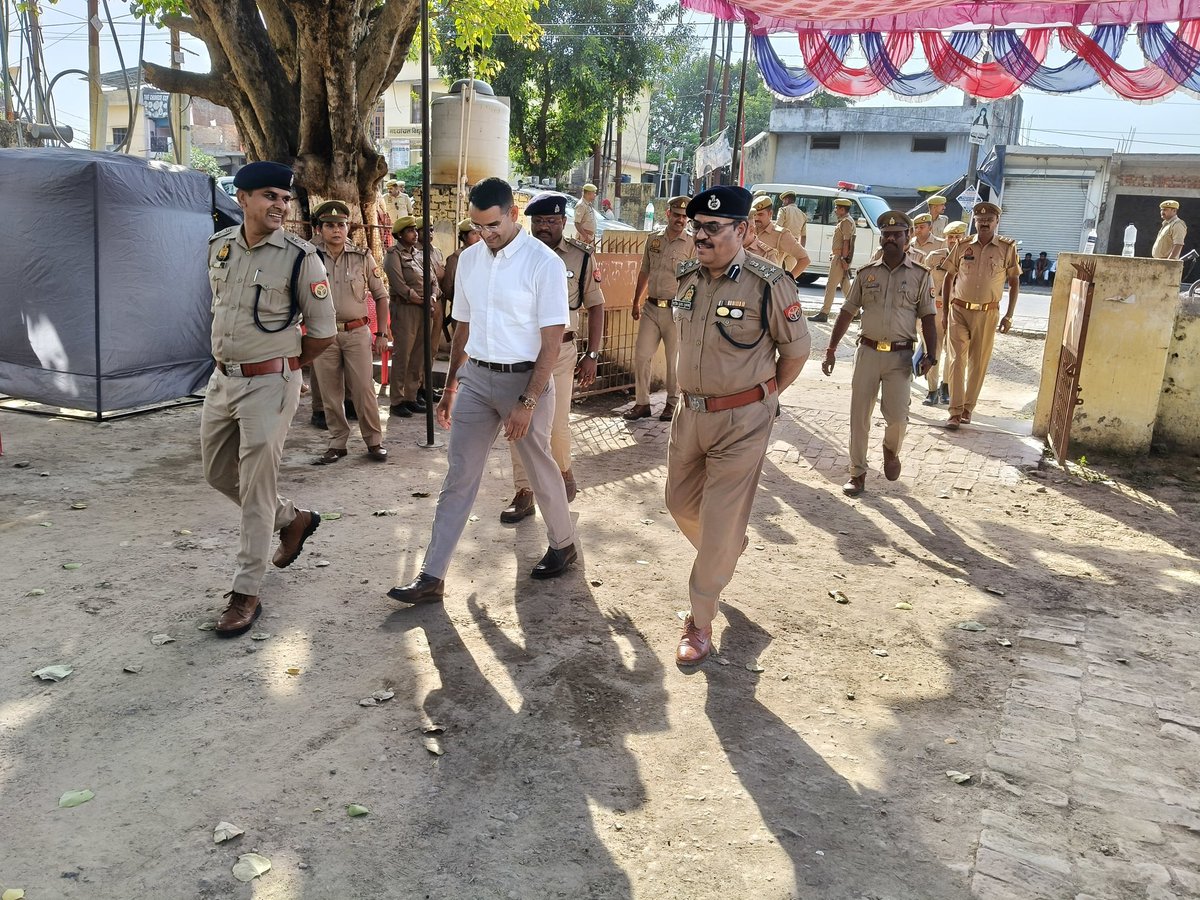 DIGDevipatan's tweet photo. उ0प्र0पु0 आरक्षी भर्ती लिखित परीक्षा को नकलविहीन, पारदर्शी व शांतिपूर्ण ढंग से संपन्न कराने हेतु नवागत पुलिस उपमहानिरीक्षक श्री अशोक कुमार द्वारा जनपद बलरामपुर के परीक्षा केंद्रों का निरीक्षण कर व्यवस्थाओं का जायजा लिया गया,संबंधित अधिकारियों को आवश्यक दिशा-निर्देश दिए। #UPPolice https://t.co/CQ98DNpldM