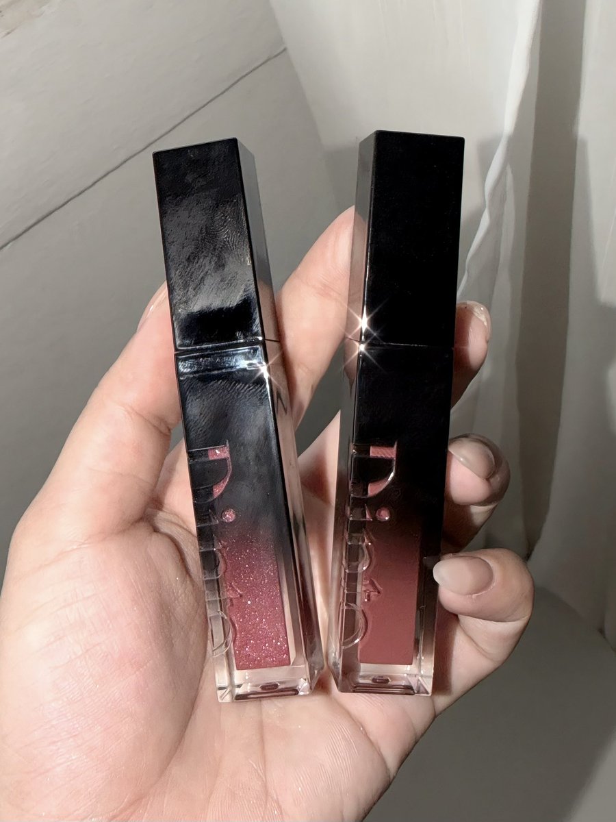 chams_girl's tweet photo. Dinto Plumping Lip Glac&Enamel เป็นคอมโบเซ็ทที่สวยมากๆๆๆๆ ปากชมพูกลอสซี่ๆเป็นประกาย เล่นแสงสวยค่อด เราทาสี 153 เป็นเนื้อกลอสปกติก่อนและทาท๊อปสี 127 เป็นเนื้อชิมเมอร์มีกลิตเตอร์วิ๊งๆโดนแสงสาดแล้วสวยเกิ้นนคุณพรี่✨🤏🏻#DintoTH https://t.co/jeCqZ1Ckol