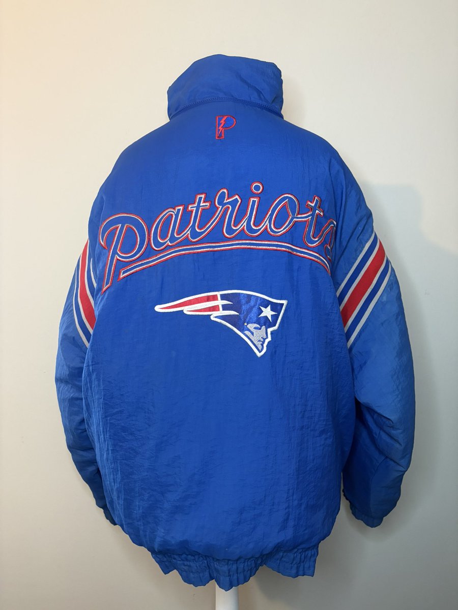 sideline_garms's tweet photo. HOW DO WE STILL HAVE THIS IN STOCK🤯🤯

this Patriots jacket is absolutely stunning 🤩 proper 90s style, iconic bold colours and eternally cool 😎 

optional hood, fully functional zips, embroidered throughout 

New England Patriots
Large 
Pro Player x Daniel Young https://t.co/xoY8CSmrq4
