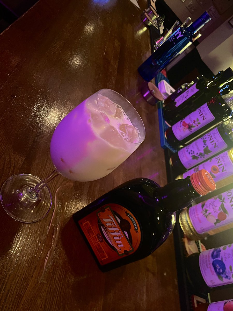 KCantare's tweet photo. ティフィン・ミルク
紅茶リキュールを牛乳で割ったミルクティーの様なカクテル

飲みやすくミルクを使ったカクテルの中でもオススメの一杯です https://t.co/yQRf7b6Xq7